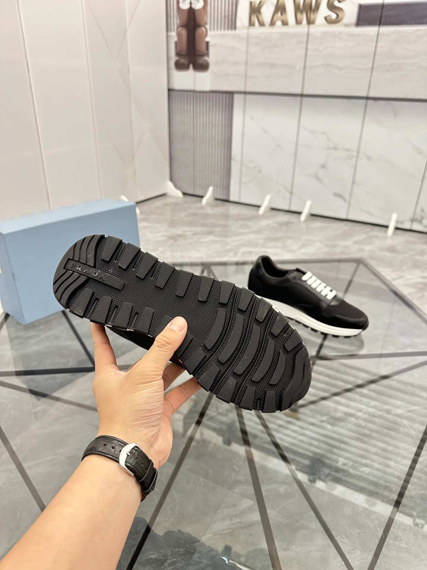 Men's shoes: 💰P440¥ Product trademark: Prada *"Prada*" low-top casual shoes Regular size: 38-44 (can be customized to 45.46) Product materials: imported cowhide upper, sheepskin lining, original outsole. Number: 835